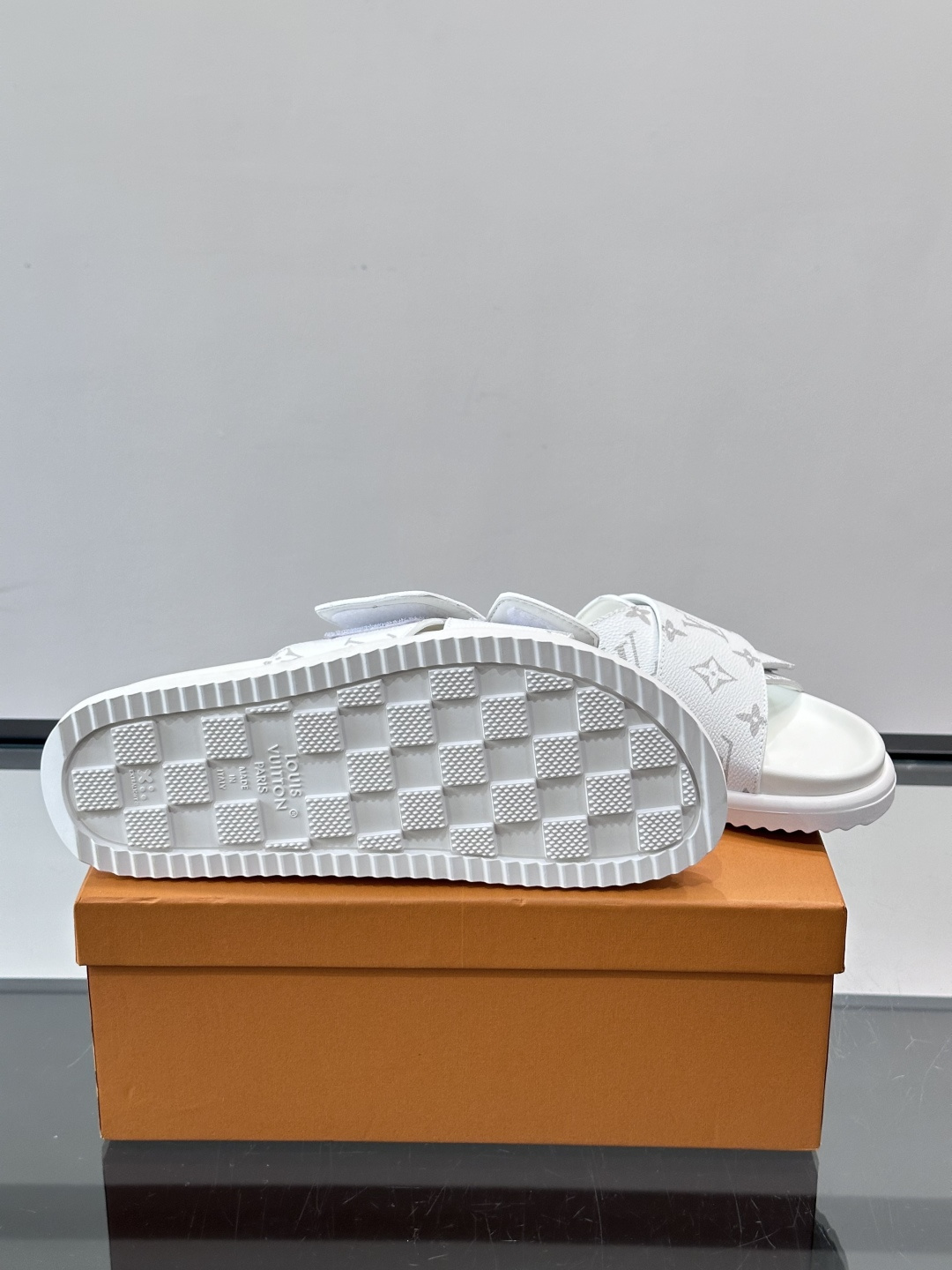 ◾️▫️L 牌奢品男士拖鞋，1:1高端品质，魔术贴设计。可以调整鞋面宽度。真皮材质，休闲阳光宽松舒适型，