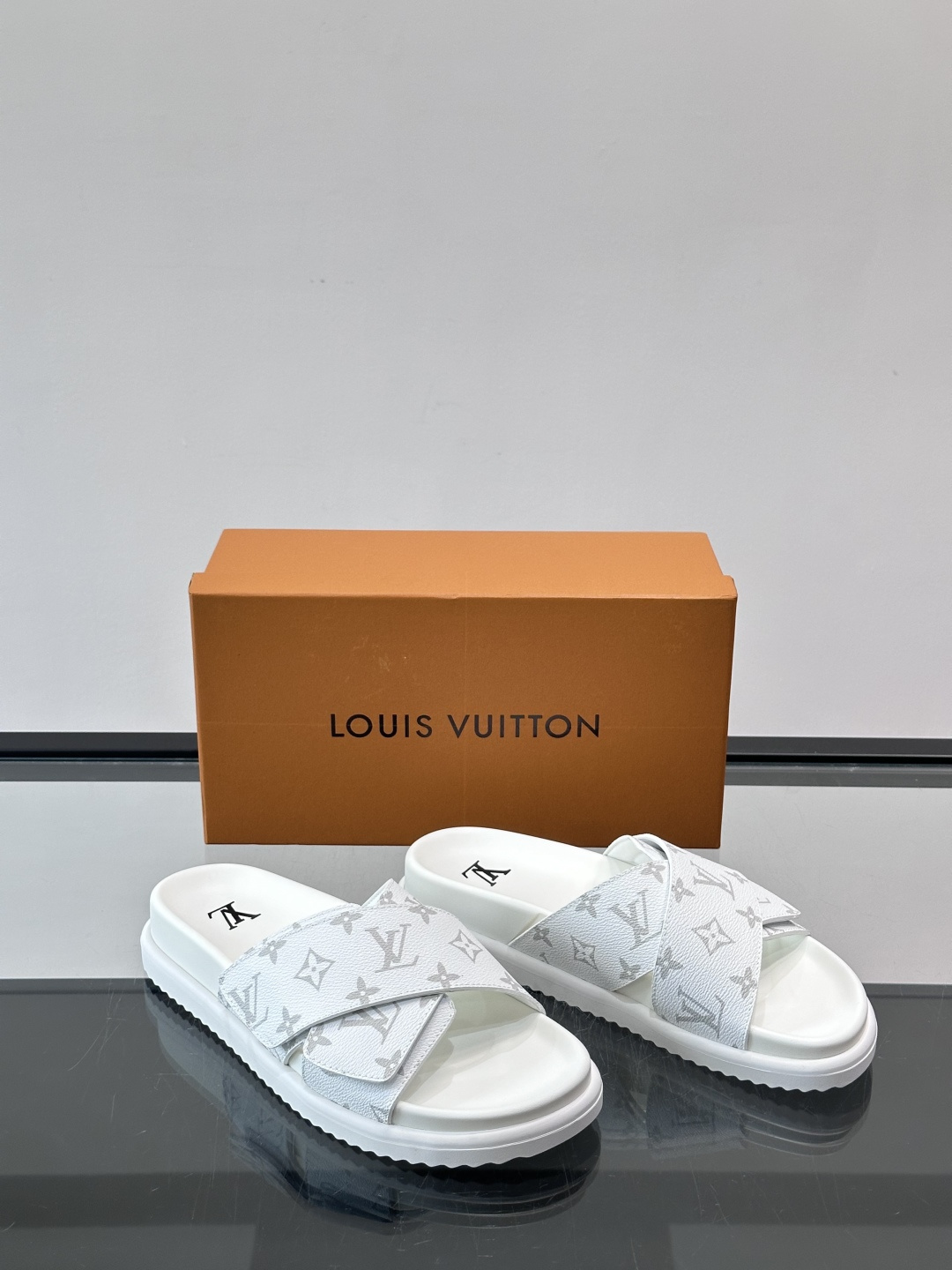 ◾️▫️L 牌奢品男士拖鞋，1:1高端品质，魔术贴设计。可以调整鞋面宽度。真皮材质，休闲阳光宽松舒适型，