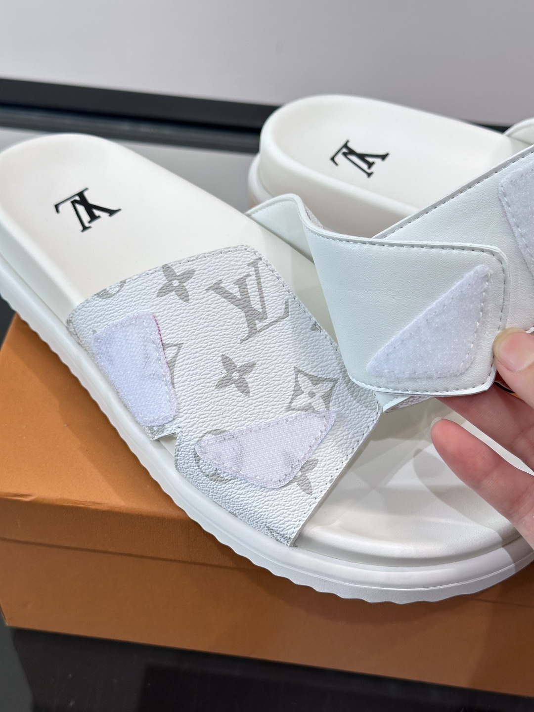 ◾️▫️L 牌奢品男士拖鞋，1:1高端品质，魔术贴设计。可以调整鞋面宽度。真皮材质，休闲阳光宽松舒适型，