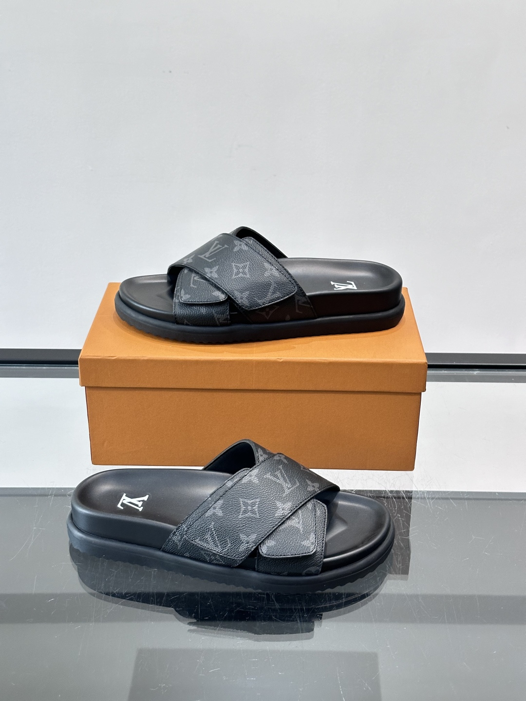 ◾️▫️L 牌奢品男士拖鞋，1:1高端品质，魔术贴设计。可以调整鞋面宽度。真皮材质，休闲阳光宽松舒适型，