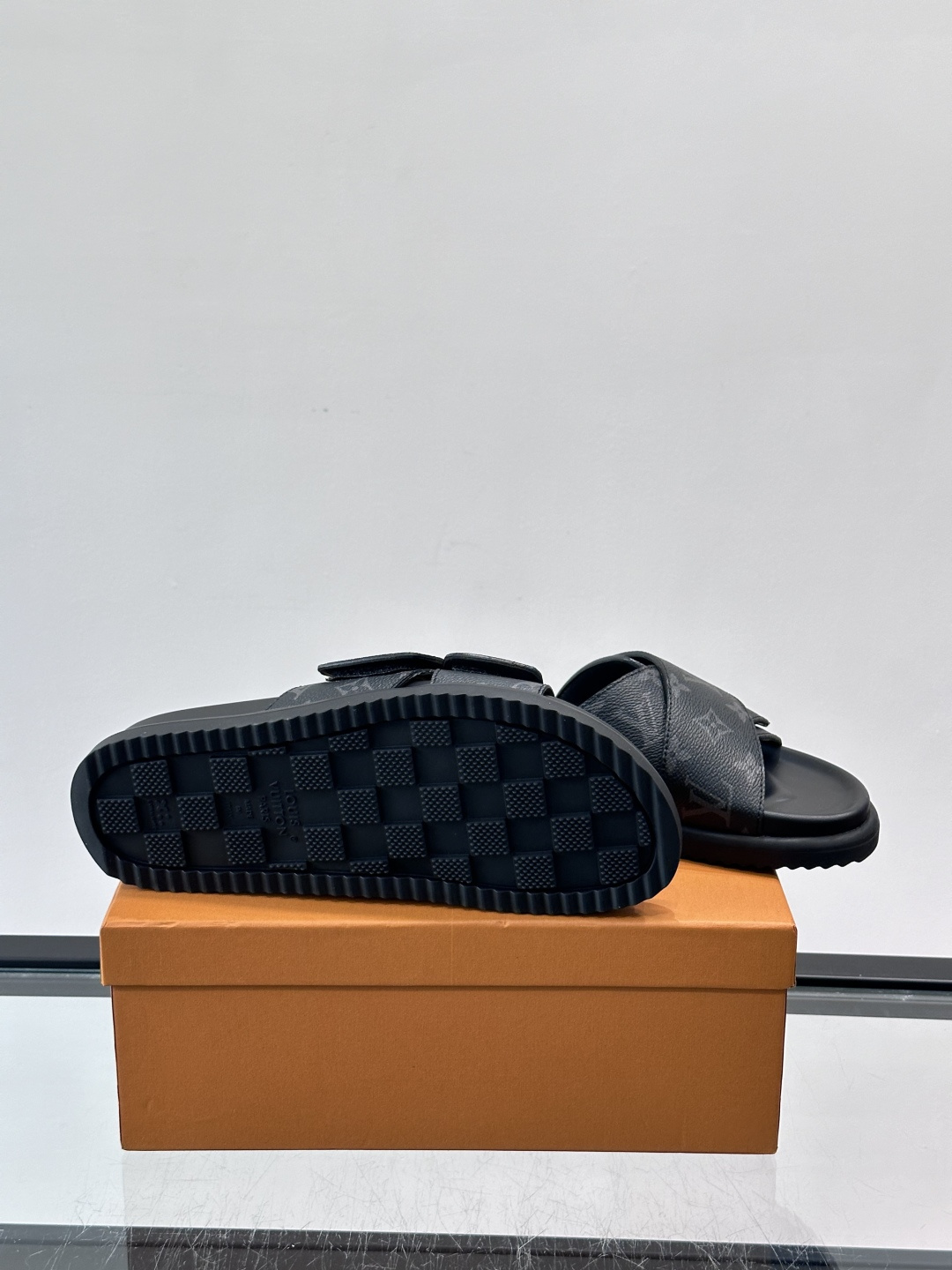 ◾️▫️L 牌奢品男士拖鞋，1:1高端品质，魔术贴设计。可以调整鞋面宽度。真皮材质，休闲阳光宽松舒适型，