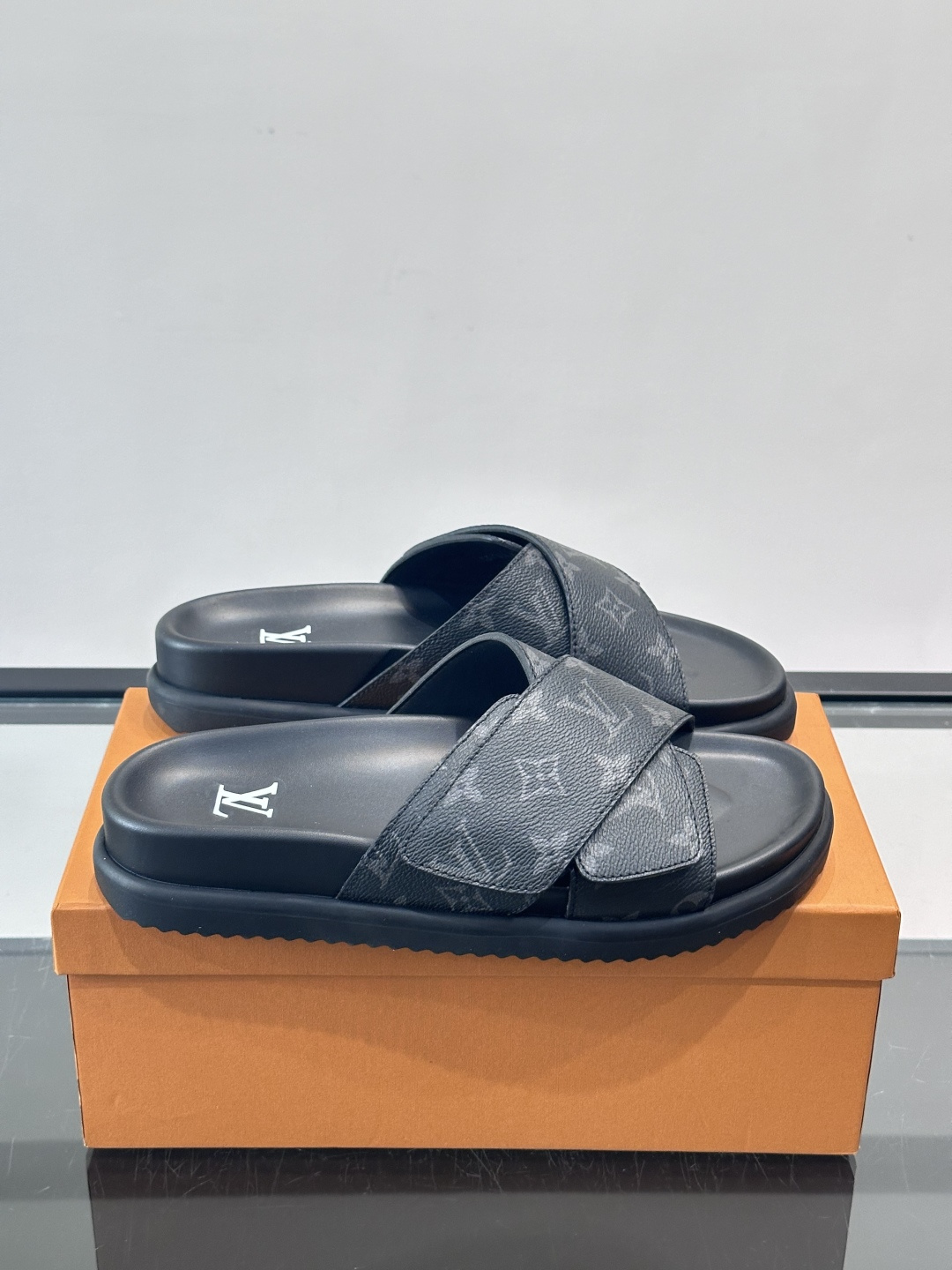 ◾️▫️L 牌奢品男士拖鞋，1:1高端品质，魔术贴设计。可以调整鞋面宽度。真皮材质，休闲阳光宽松舒适型，