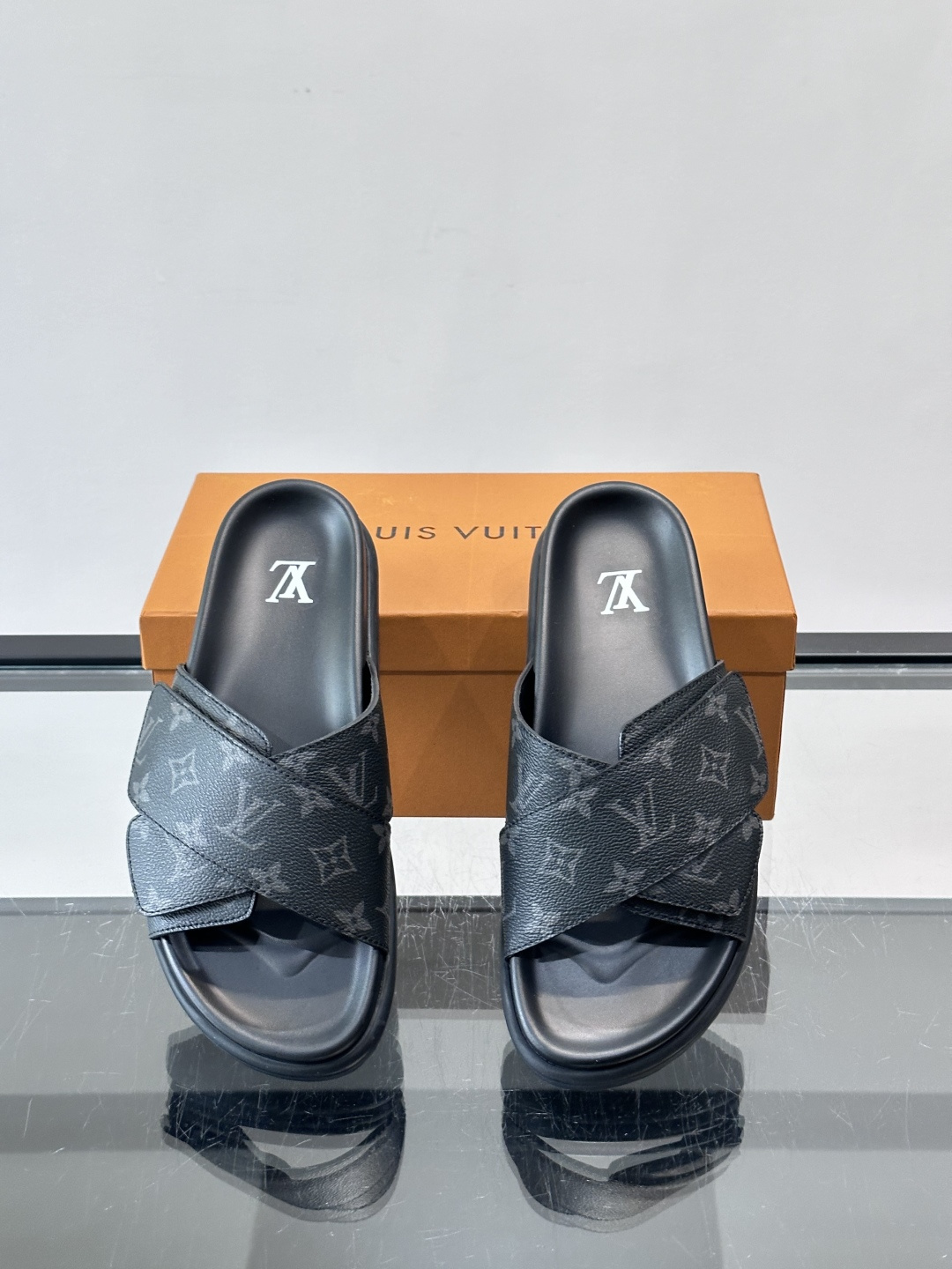 ◾️▫️L 牌奢品男士拖鞋，1:1高端品质，魔术贴设计。可以调整鞋面宽度。真皮材质，休闲阳光宽松舒适型，