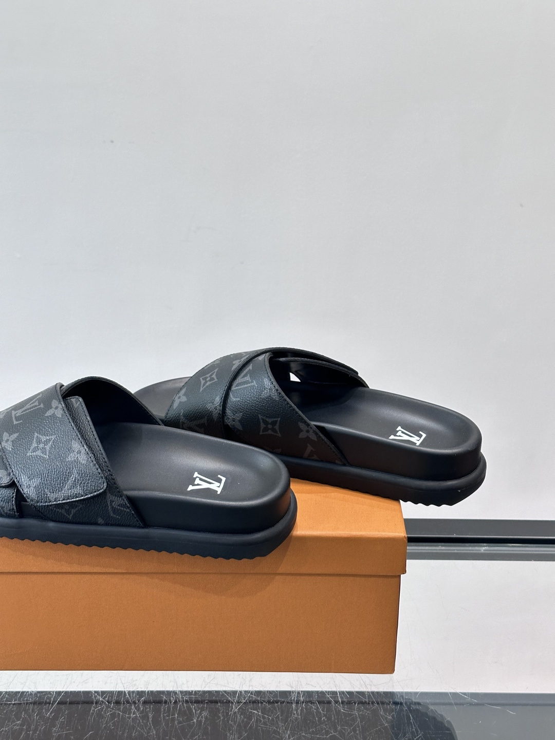 ◾️▫️L 牌奢品男士拖鞋，1:1高端品质，魔术贴设计。可以调整鞋面宽度。真皮材质，休闲阳光宽松舒适型，