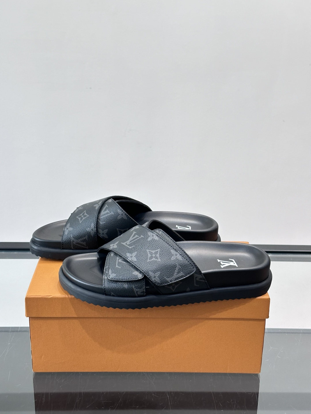 ◾️▫️L 牌奢品男士拖鞋，1:1高端品质，魔术贴设计。可以调整鞋面宽度。真皮材质，休闲阳光宽松舒适型，