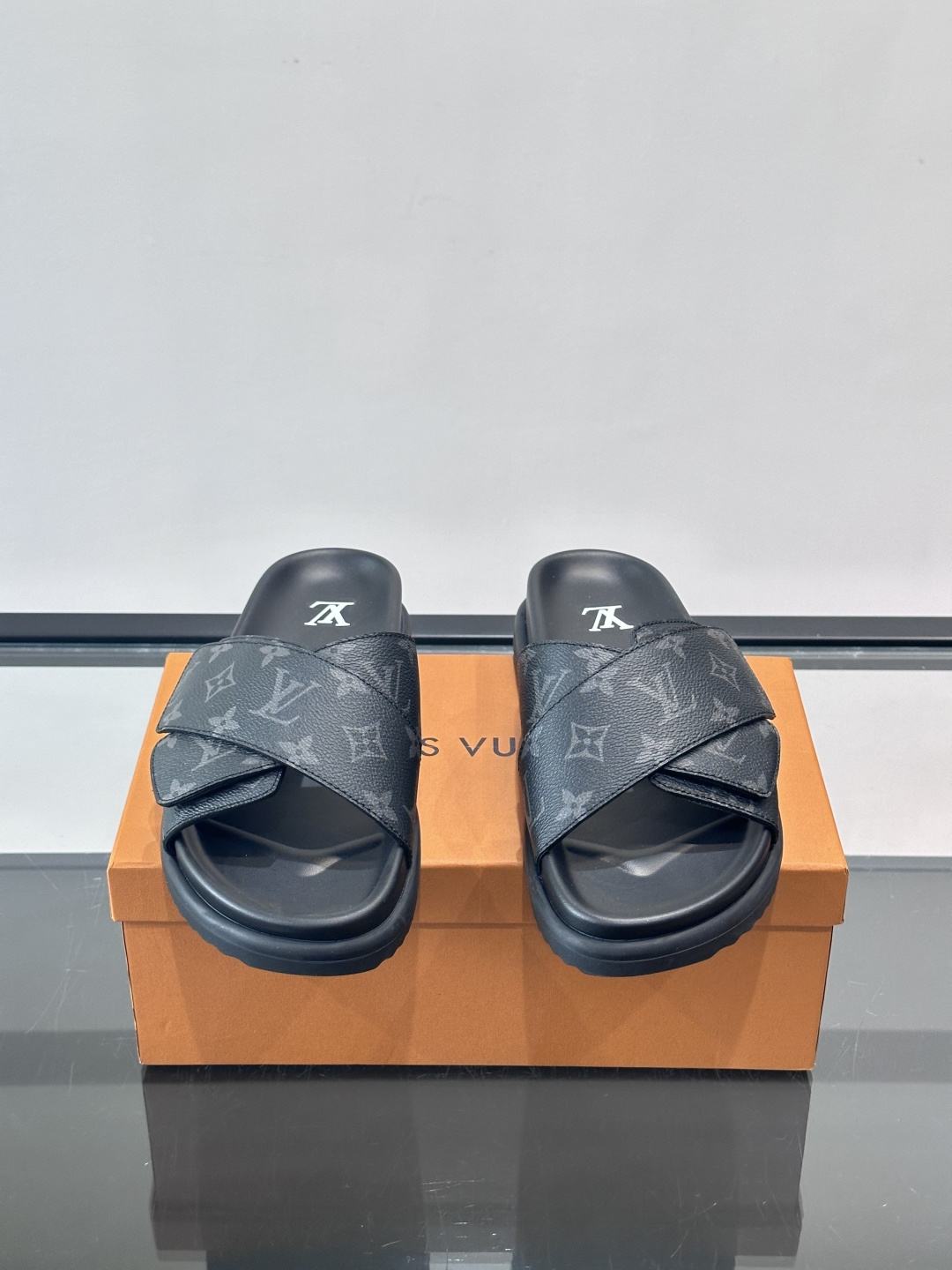 ◾️▫️L 牌奢品男士拖鞋，1:1高端品质，魔术贴设计。可以调整鞋面宽度。真皮材质，休闲阳光宽松舒适型，