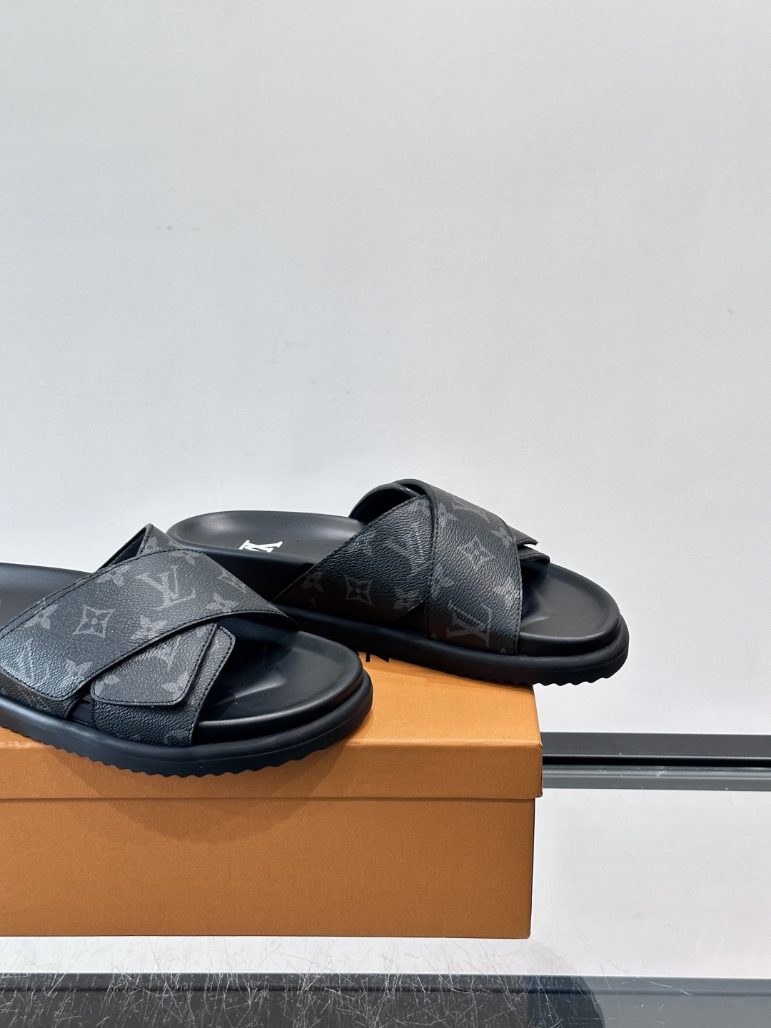 ◾️▫️L 牌奢品男士拖鞋，1:1高端品质，魔术贴设计。可以调整鞋面宽度。真皮材质，休闲阳光宽松舒适型，