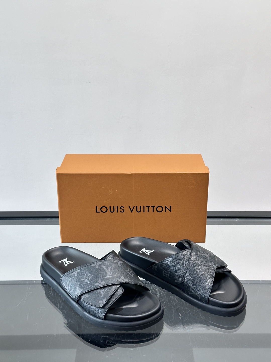 ◾️▫️L 牌奢品男士拖鞋，1:1高端品质，魔术贴设计。可以调整鞋面宽度。真皮材质，休闲阳光宽松舒适型，