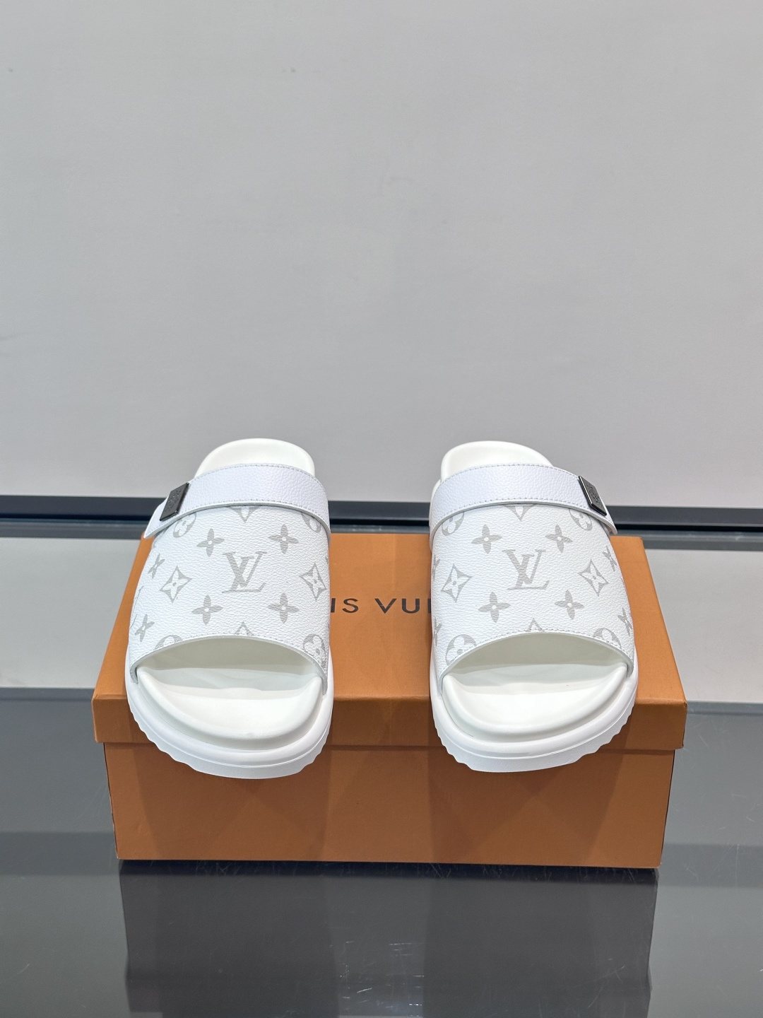 ◾️▫️L 牌奢品男士拖鞋，1:1高端品质，魔术贴设计。可以调整鞋面宽度。真皮材质，休闲阳光宽松舒适型，