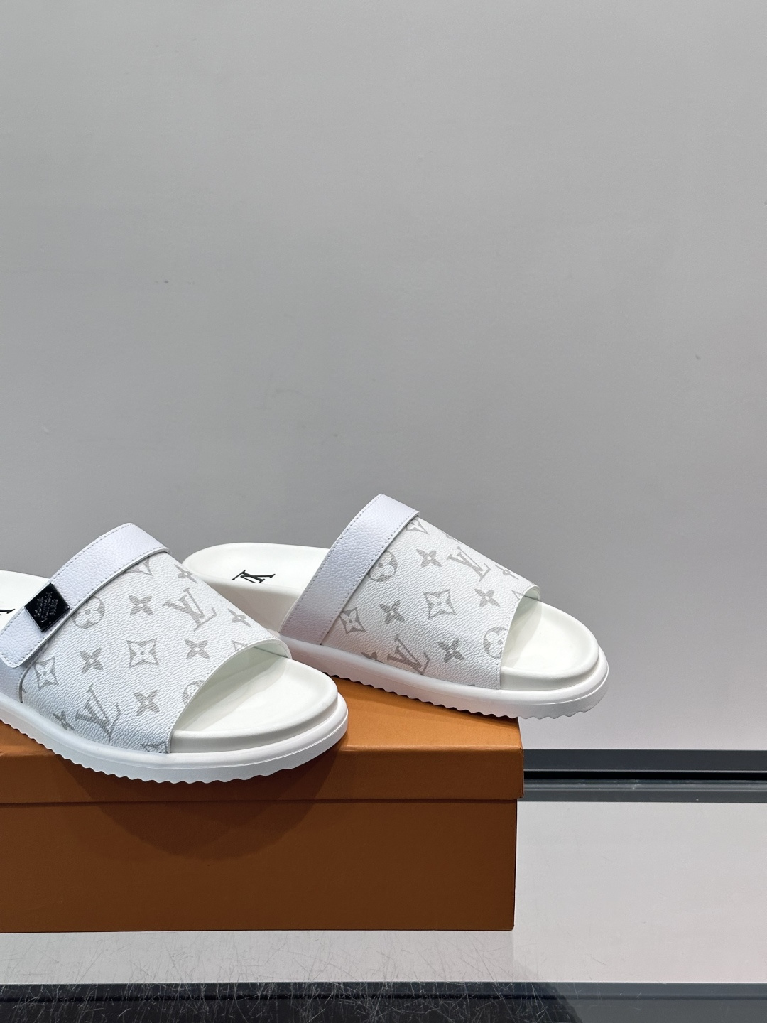 ◾️▫️L 牌奢品男士拖鞋，1:1高端品质，魔术贴设计。可以调整鞋面宽度。真皮材质，休闲阳光宽松舒适型，