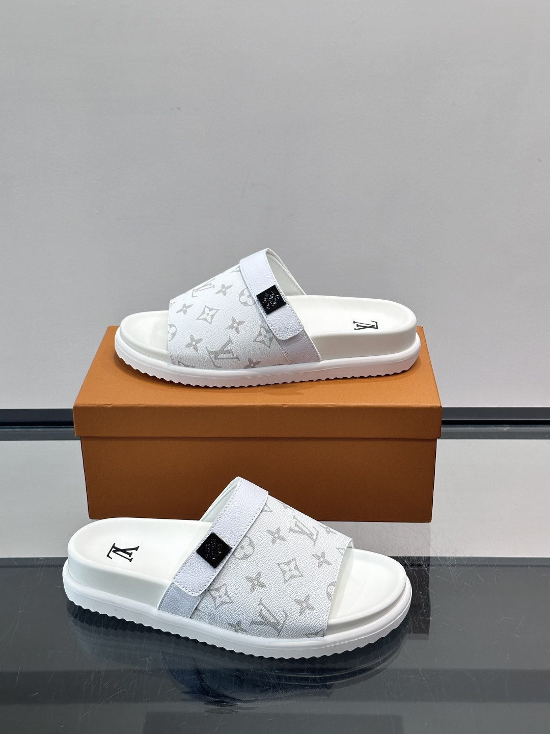 ◾️▫️L 牌奢品男士拖鞋，1:1高端品质，魔术贴设计。可以调整鞋面宽度。真皮材质，休闲阳光宽松舒适型，