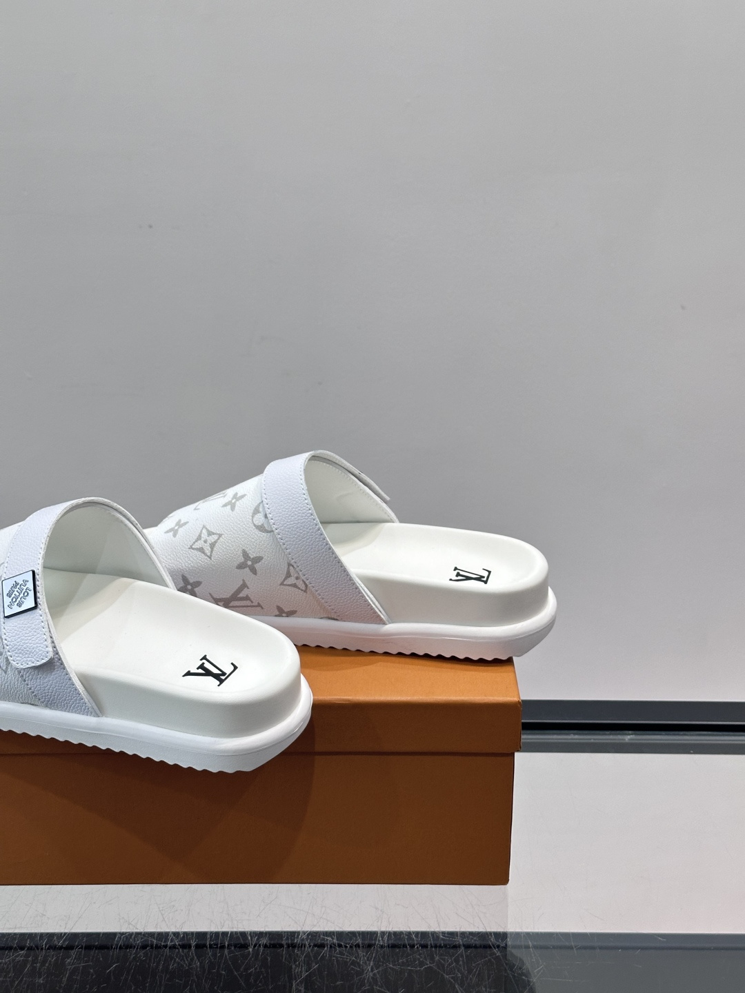 ◾️▫️L 牌奢品男士拖鞋，1:1高端品质，魔术贴设计。可以调整鞋面宽度。真皮材质，休闲阳光宽松舒适型，