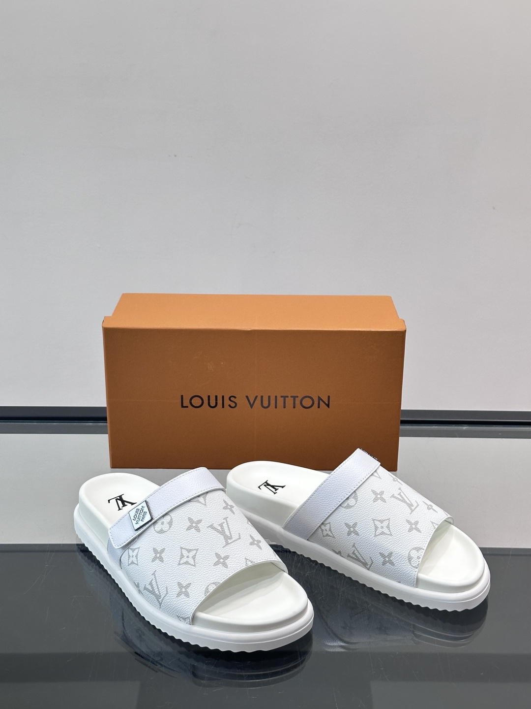 ◾️▫️L 牌奢品男士拖鞋，1:1高端品质，魔术贴设计。可以调整鞋面宽度。真皮材质，休闲阳光宽松舒适型，