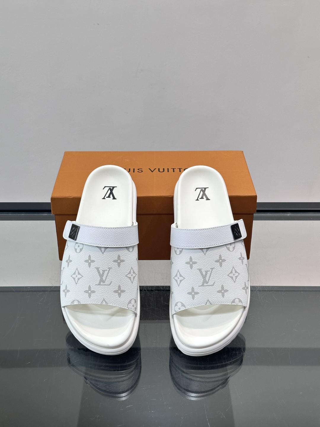 ◾️▫️L 牌奢品男士拖鞋，1:1高端品质，魔术贴设计。可以调整鞋面宽度。真皮材质，休闲阳光宽松舒适型，