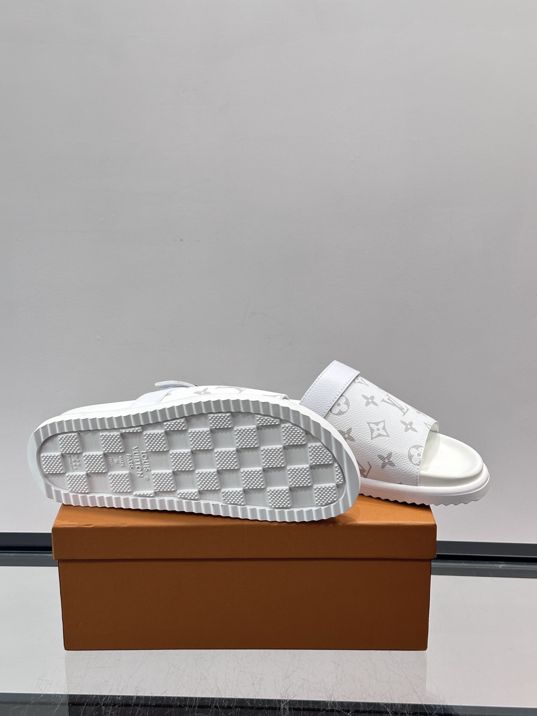 ◾️▫️L 牌奢品男士拖鞋，1:1高端品质，魔术贴设计。可以调整鞋面宽度。真皮材质，休闲阳光宽松舒适型，