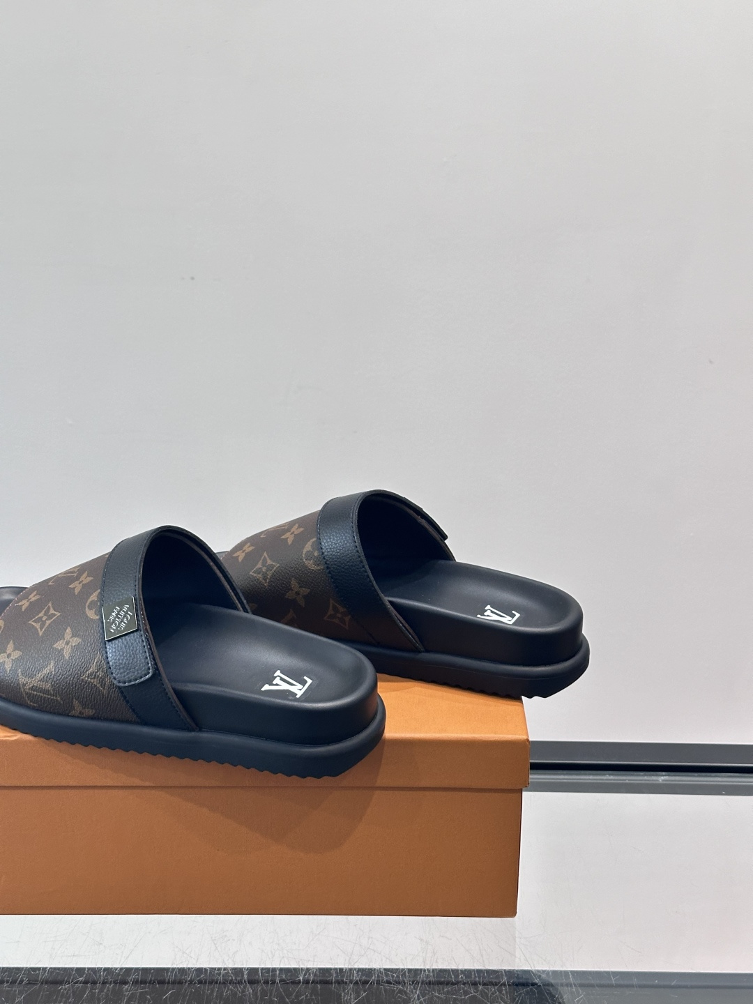 ◾️▫️L 牌奢品男士拖鞋，1:1高端品质，魔术贴设计。可以调整鞋面宽度。真皮材质，休闲阳光宽松舒适型，