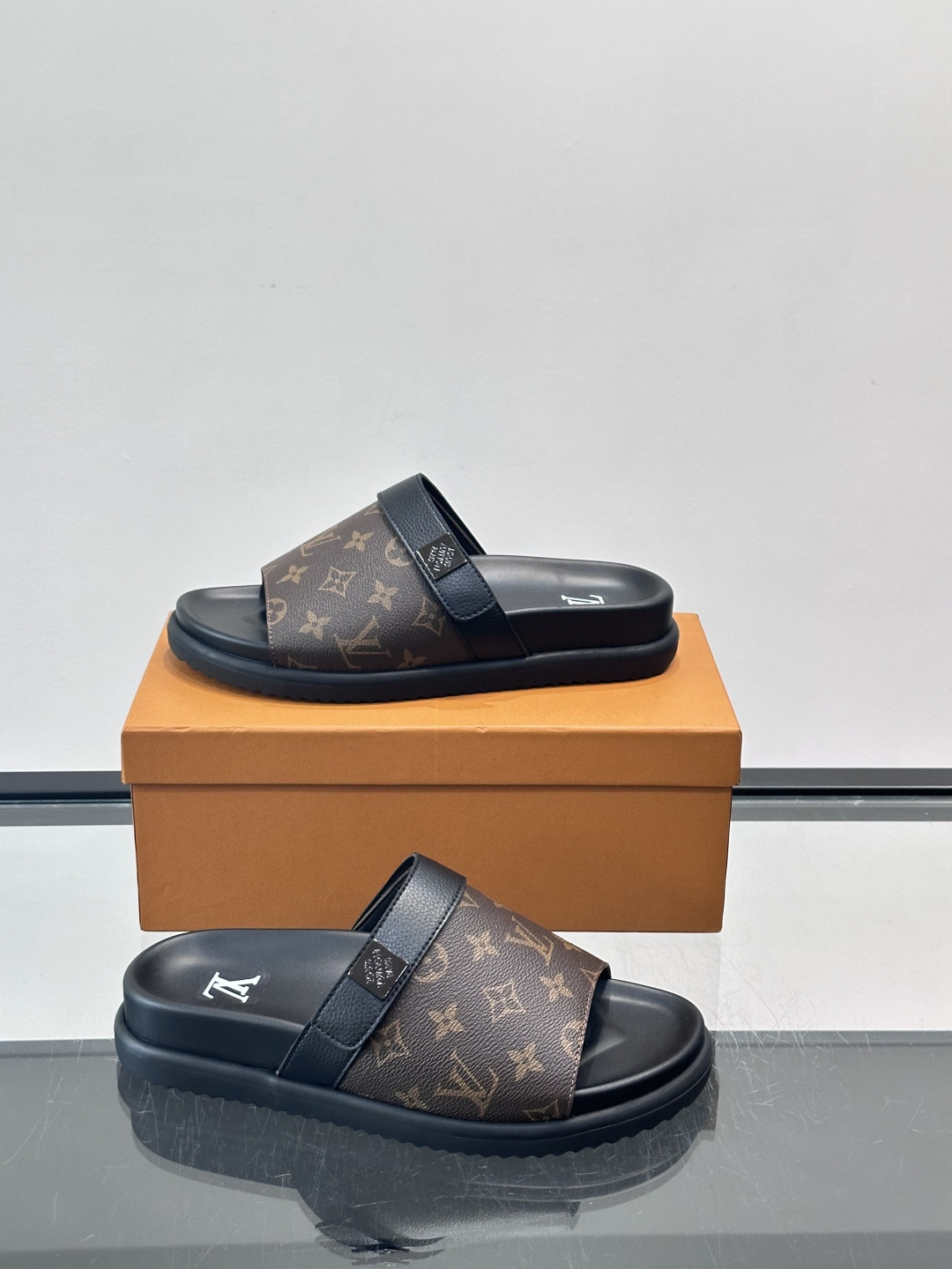 ◾️▫️L 牌奢品男士拖鞋，1:1高端品质，魔术贴设计。可以调整鞋面宽度。真皮材质，休闲阳光宽松舒适型，