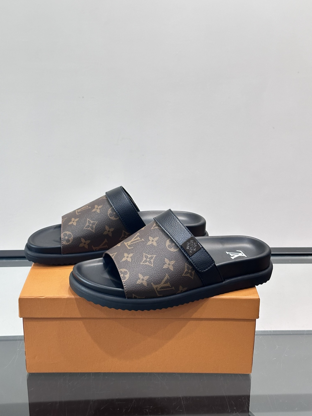 ◾️▫️L 牌奢品男士拖鞋，1:1高端品质，魔术贴设计。可以调整鞋面宽度。真皮材质，休闲阳光宽松舒适型，