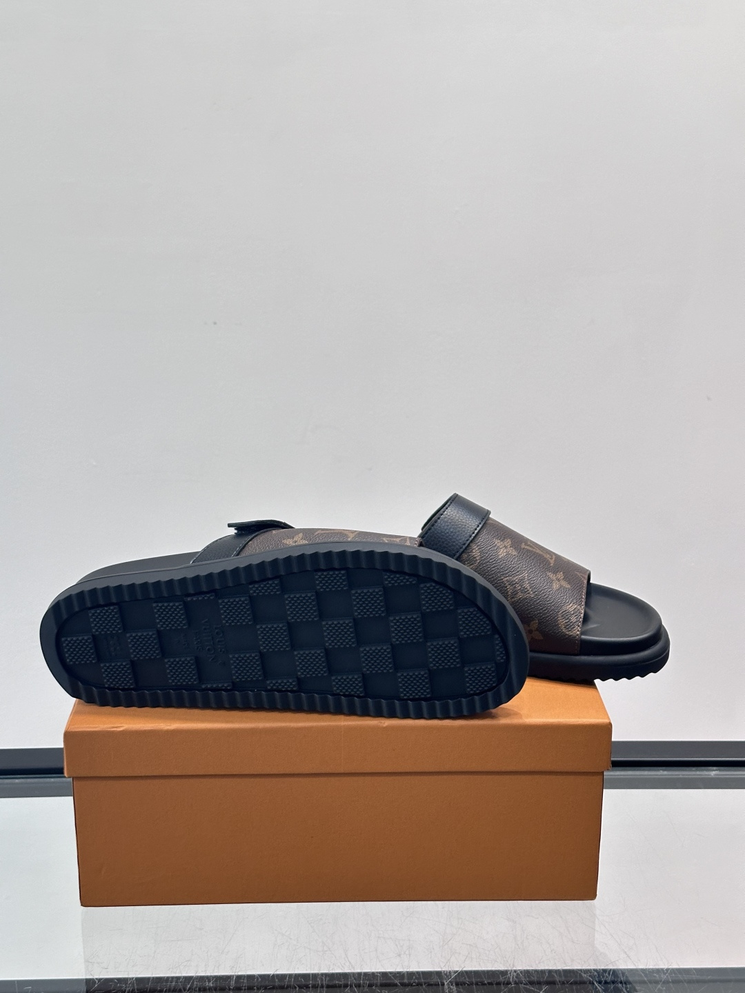 ◾️▫️L 牌奢品男士拖鞋，1:1高端品质，魔术贴设计。可以调整鞋面宽度。真皮材质，休闲阳光宽松舒适型，