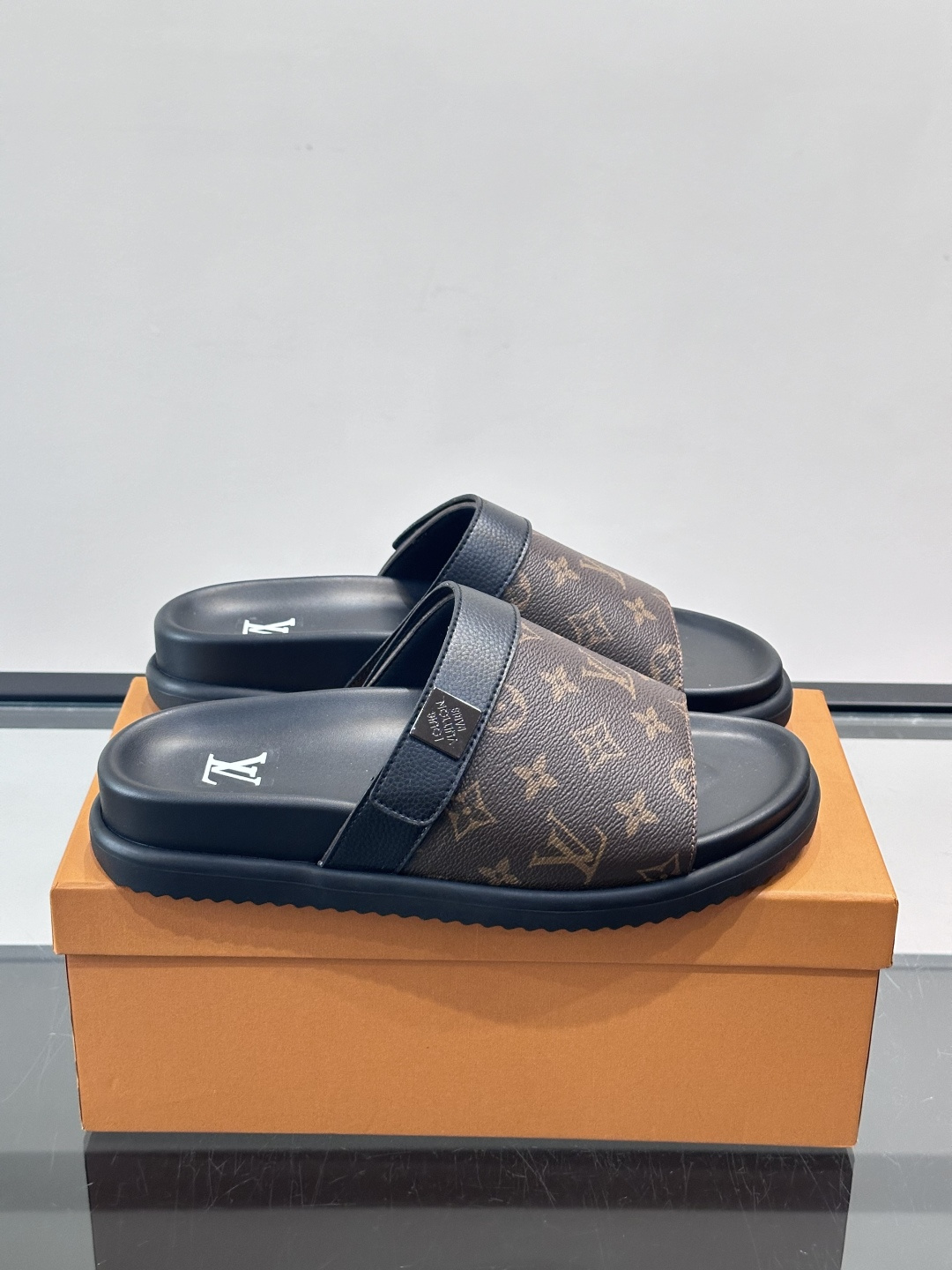 ◾️▫️L 牌奢品男士拖鞋，1:1高端品质，魔术贴设计。可以调整鞋面宽度。真皮材质，休闲阳光宽松舒适型，