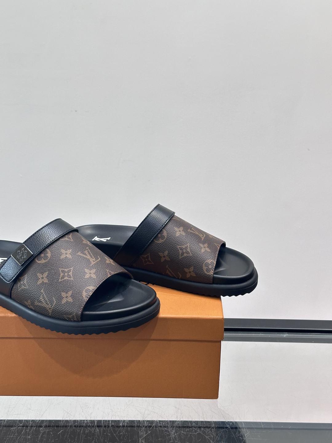 ◾️▫️L 牌奢品男士拖鞋，1:1高端品质，魔术贴设计。可以调整鞋面宽度。真皮材质，休闲阳光宽松舒适型，