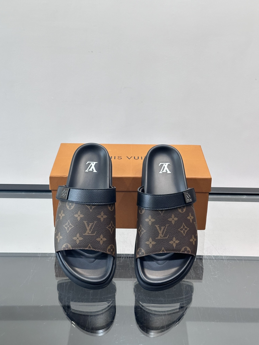 ◾️▫️L 牌奢品男士拖鞋，1:1高端品质，魔术贴设计。可以调整鞋面宽度。真皮材质，休闲阳光宽松舒适型，