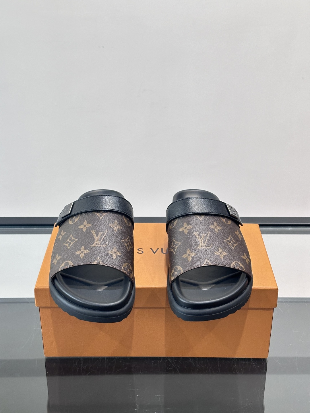 ◾️▫️L 牌奢品男士拖鞋，1:1高端品质，魔术贴设计。可以调整鞋面宽度。真皮材质，休闲阳光宽松舒适型，