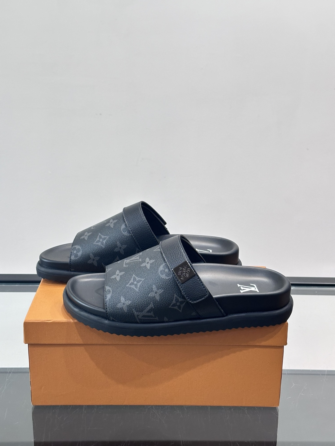 ◾️▫️L 牌奢品男士拖鞋，1:1高端品质，魔术贴设计。可以调整鞋面宽度。真皮材质，休闲阳光宽松舒适型，