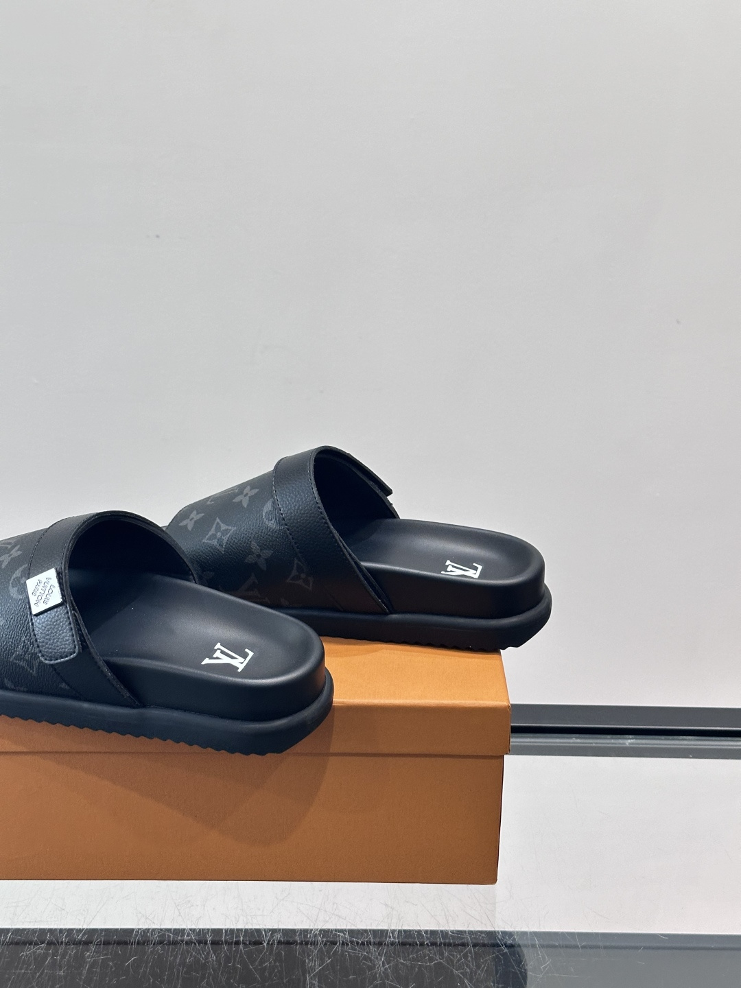 ◾️▫️L 牌奢品男士拖鞋，1:1高端品质，魔术贴设计。可以调整鞋面宽度。真皮材质，休闲阳光宽松舒适型，