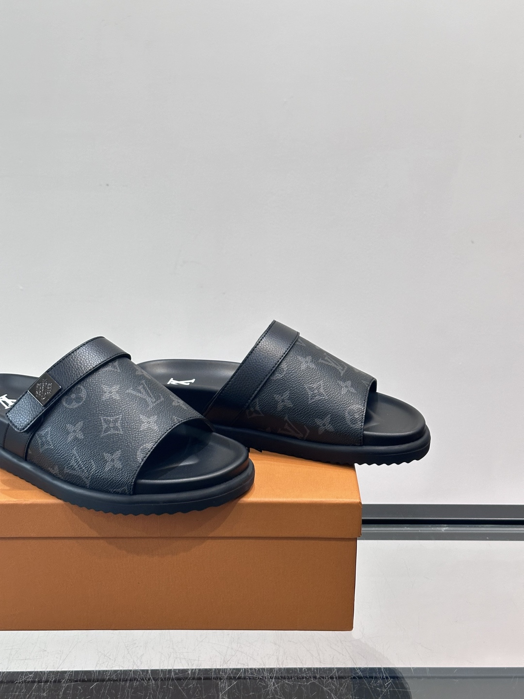 ◾️▫️L 牌奢品男士拖鞋，1:1高端品质，魔术贴设计。可以调整鞋面宽度。真皮材质，休闲阳光宽松舒适型，