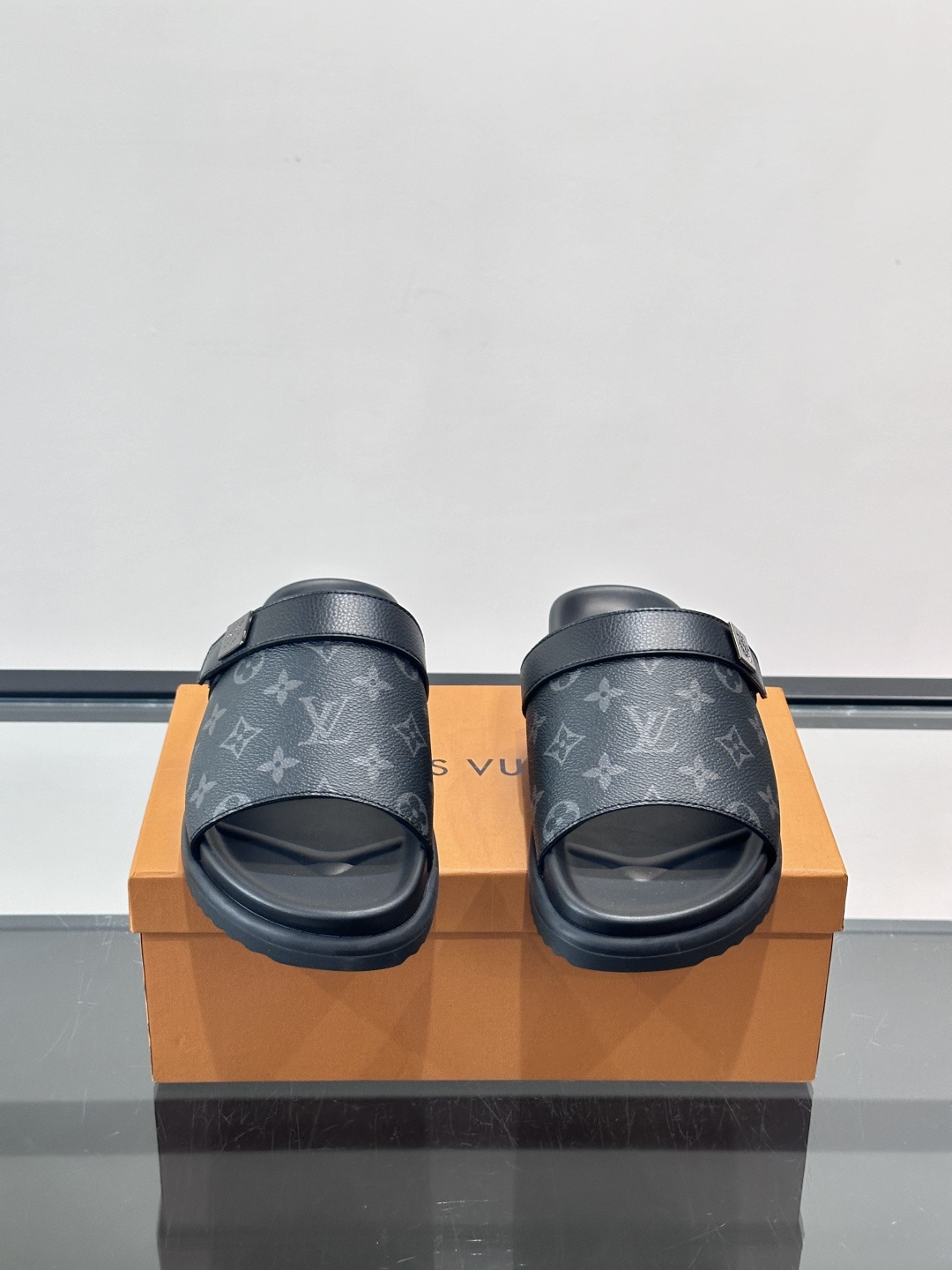 ◾️▫️L 牌奢品男士拖鞋，1:1高端品质，魔术贴设计。可以调整鞋面宽度。真皮材质，休闲阳光宽松舒适型，