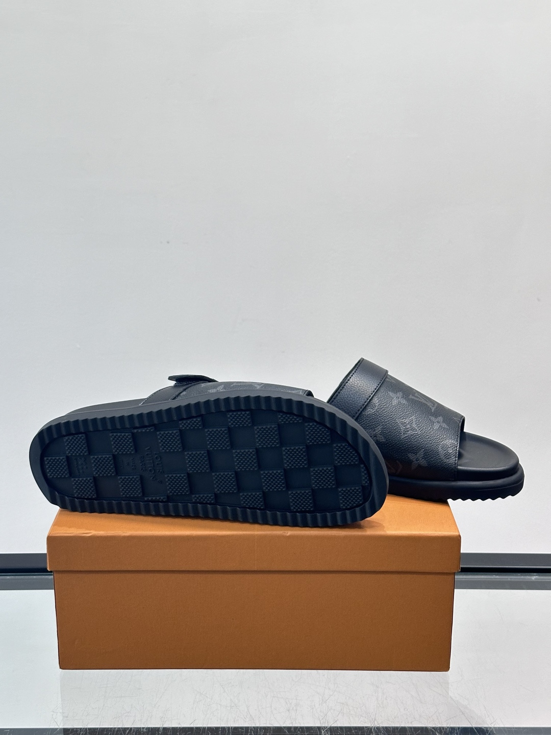 ◾️▫️L 牌奢品男士拖鞋，1:1高端品质，魔术贴设计。可以调整鞋面宽度。真皮材质，休闲阳光宽松舒适型，