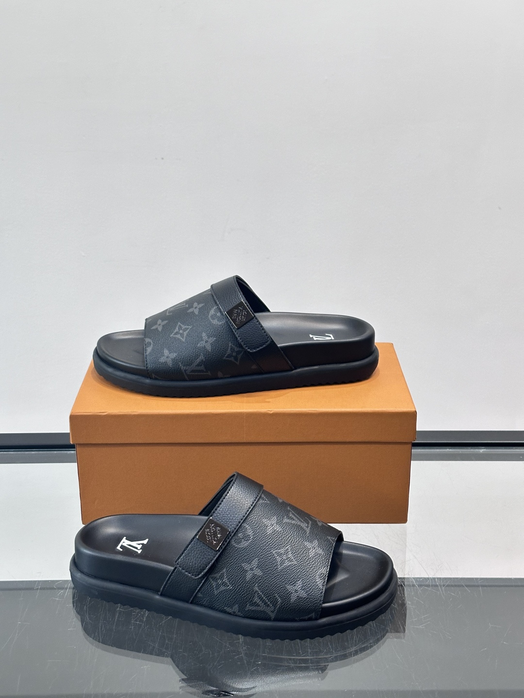 ◾️▫️L 牌奢品男士拖鞋，1:1高端品质，魔术贴设计。可以调整鞋面宽度。真皮材质，休闲阳光宽松舒适型，