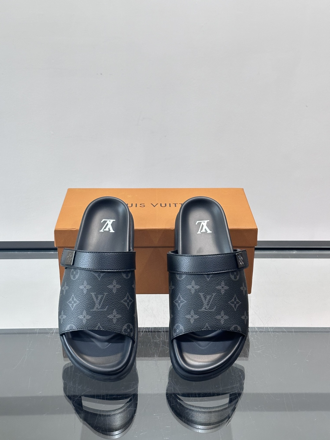 ◾️▫️L 牌奢品男士拖鞋，1:1高端品质，魔术贴设计。可以调整鞋面宽度。真皮材质，休闲阳光宽松舒适型，