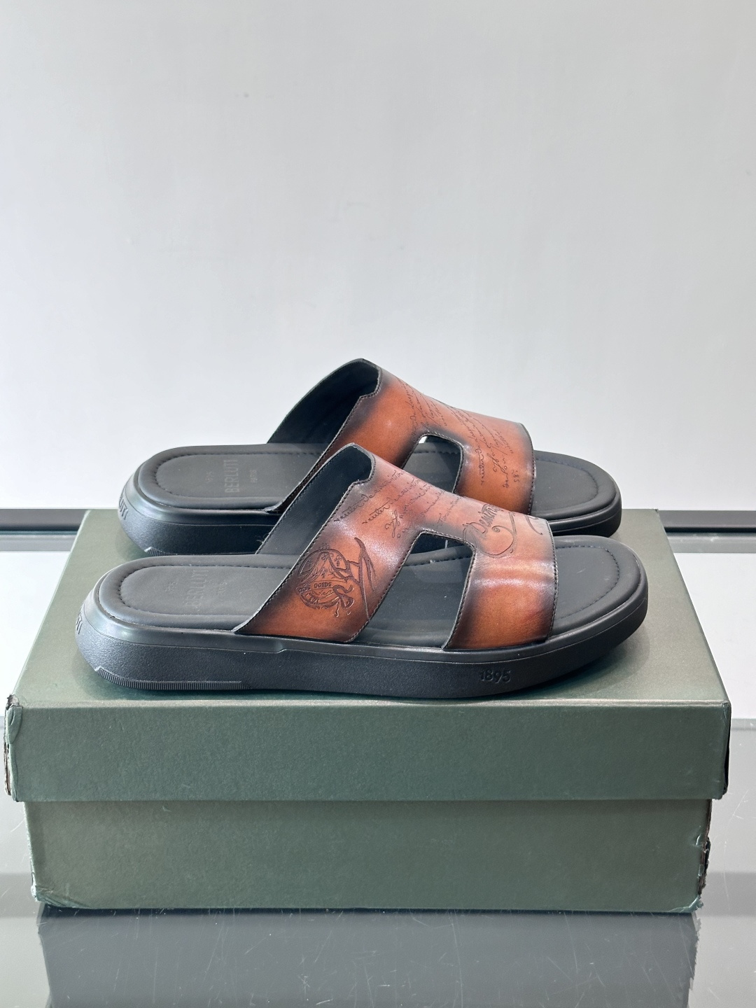 berlut*男士凉鞋🩴拖鞋🥿，鞋面采用光滑皮革，搭配品牌标志性图案，辨识度超高✨。橡胶鞋底，防滑又舒适