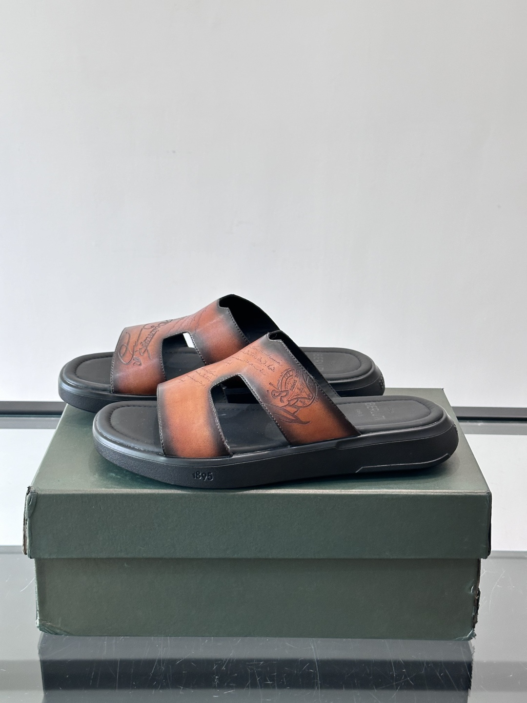 berlut*男士凉鞋🩴拖鞋🥿，鞋面采用光滑皮革，搭配品牌标志性图案，辨识度超高✨。橡胶鞋底，防滑又舒适