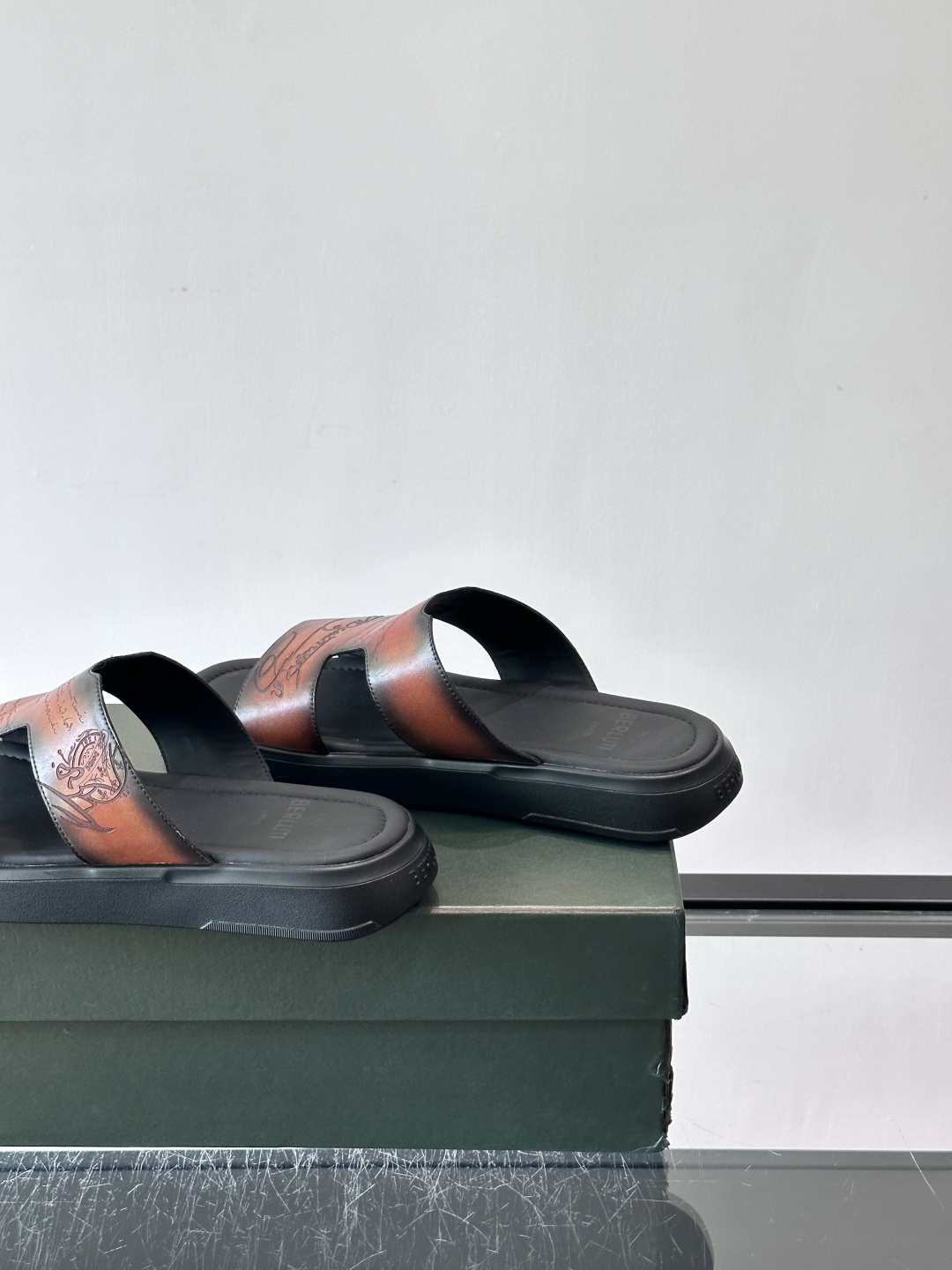 berlut*男士凉鞋🩴拖鞋🥿，鞋面采用光滑皮革，搭配品牌标志性图案，辨识度超高✨。橡胶鞋底，防滑又舒适