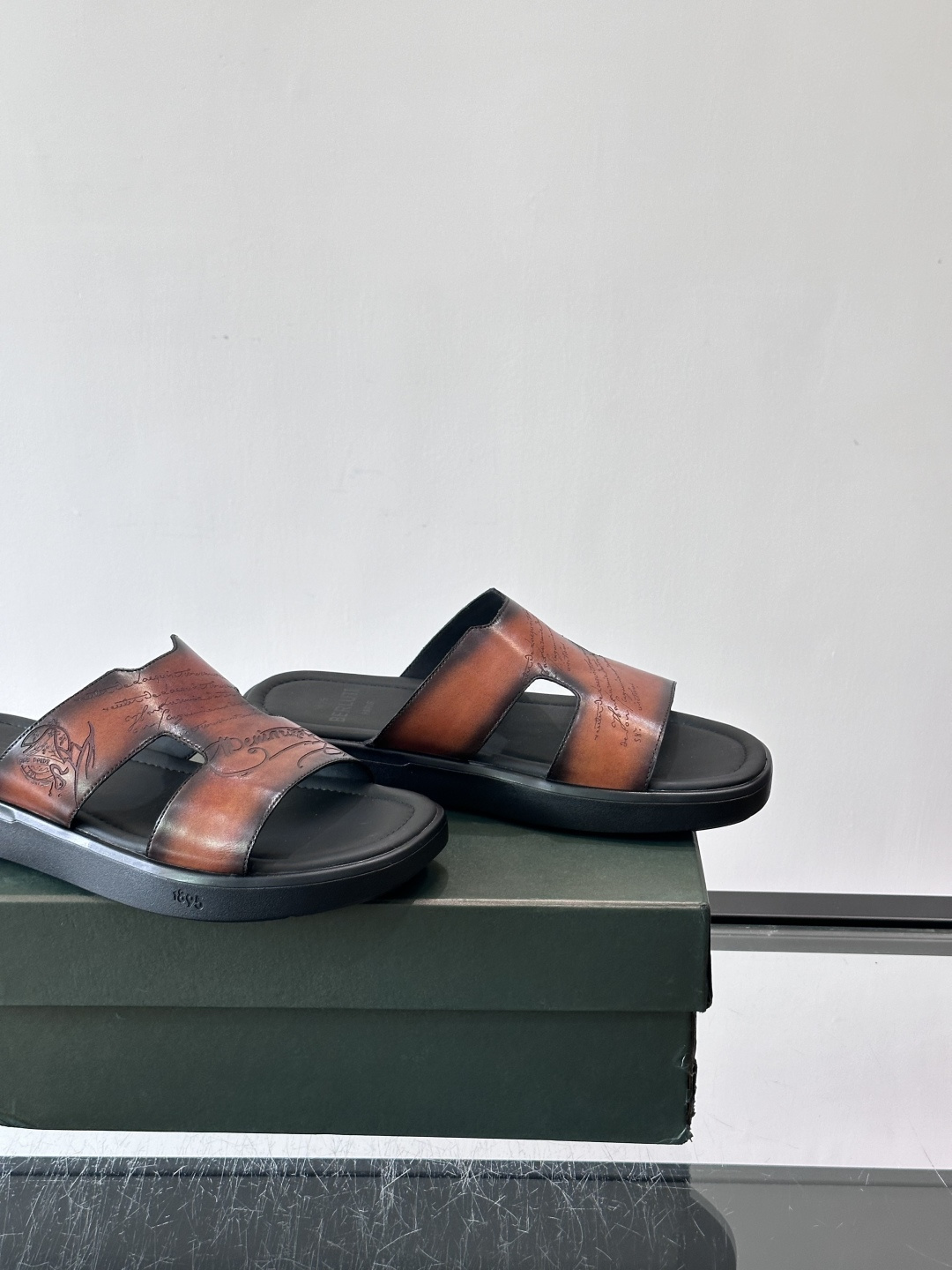 berlut*男士凉鞋🩴拖鞋🥿，鞋面采用光滑皮革，搭配品牌标志性图案，辨识度超高✨。橡胶鞋底，防滑又舒适