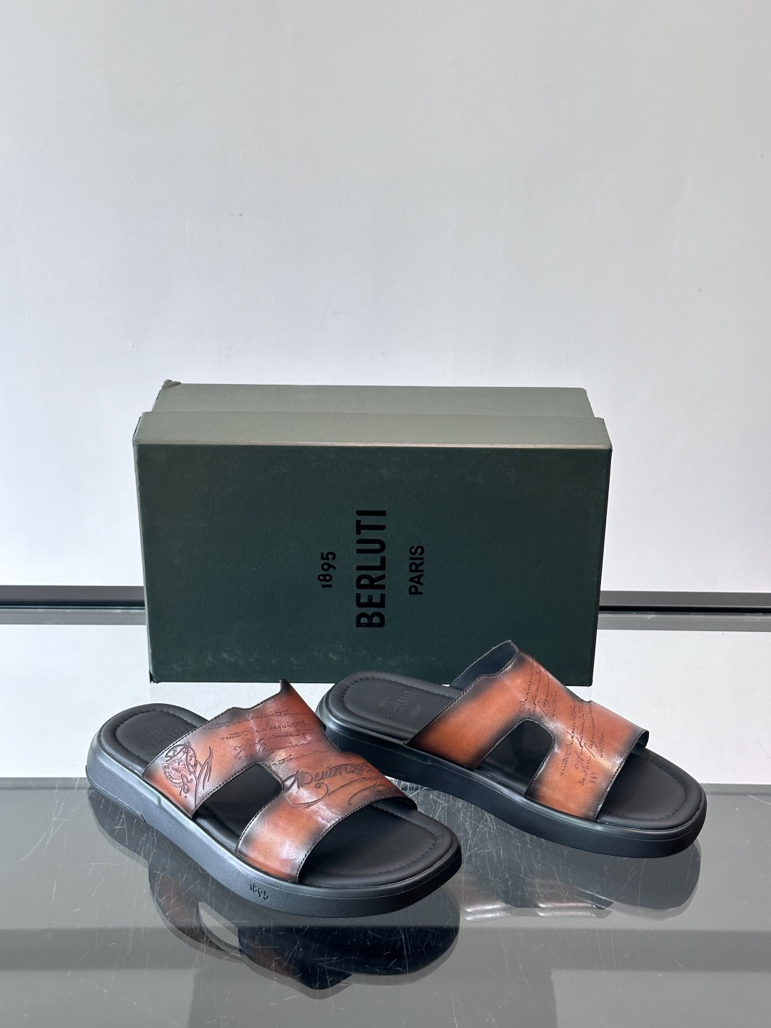 berlut*男士凉鞋🩴拖鞋🥿，鞋面采用光滑皮革，搭配品牌标志性图案，辨识度超高✨。橡胶鞋底，防滑又舒适