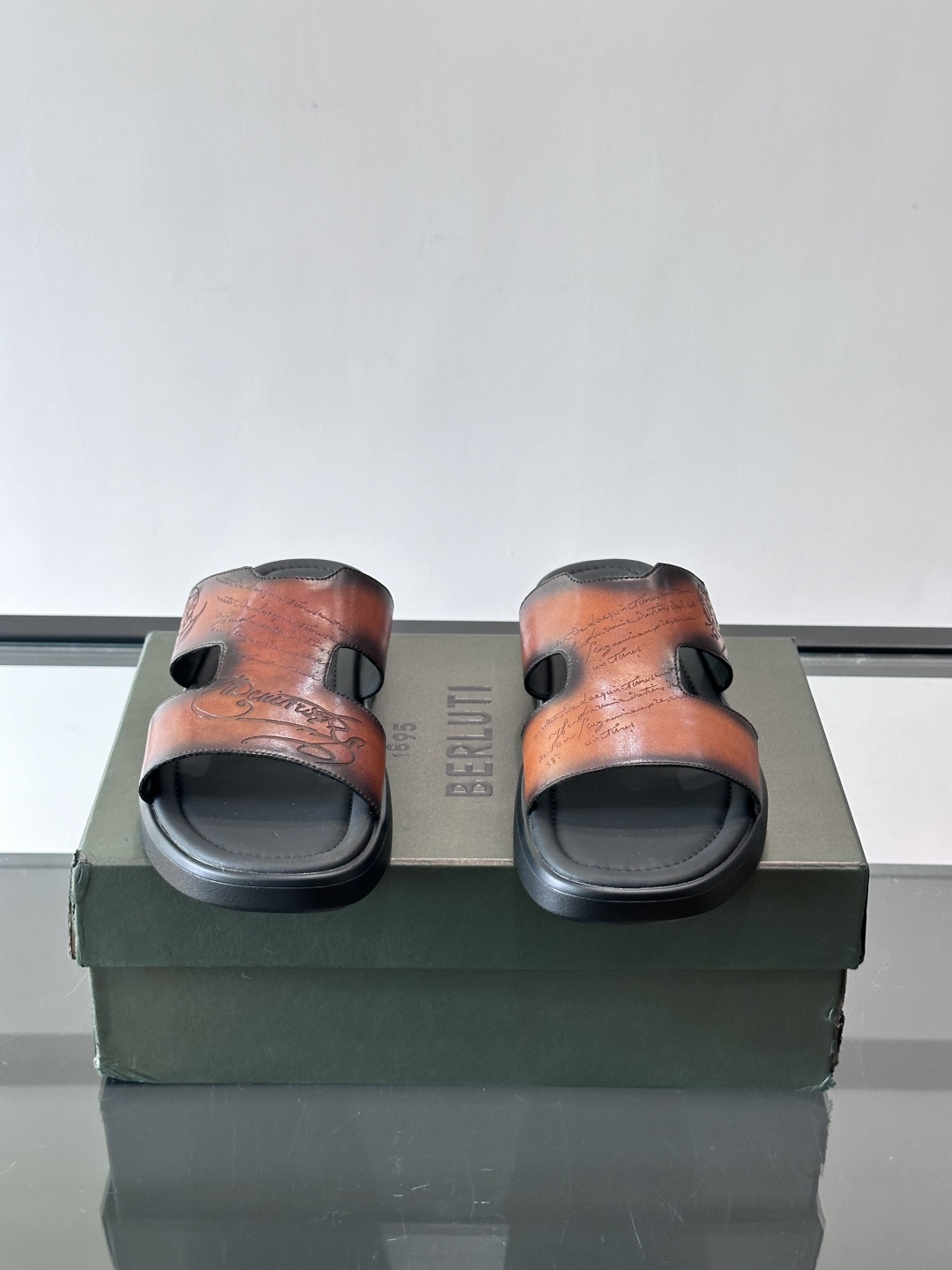 berlut*男士凉鞋🩴拖鞋🥿，鞋面采用光滑皮革，搭配品牌标志性图案，辨识度超高✨。橡胶鞋底，防滑又舒适
