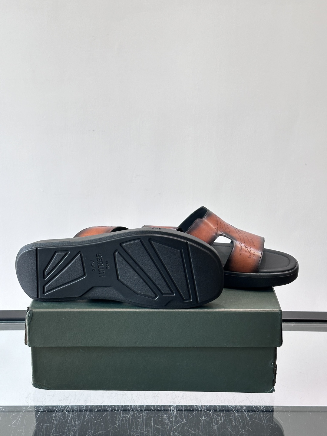 berlut*男士凉鞋🩴拖鞋🥿，鞋面采用光滑皮革，搭配品牌标志性图案，辨识度超高✨。橡胶鞋底，防滑又舒适