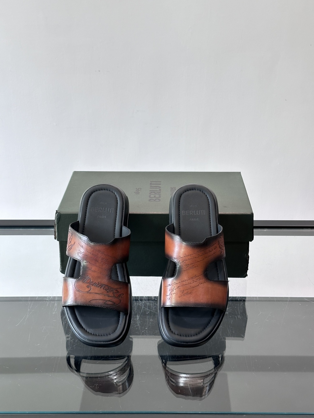 berlut*男士凉鞋🩴拖鞋🥿，鞋面采用光滑皮革，搭配品牌标志性图案，辨识度超高✨。橡胶鞋底，防滑又舒适