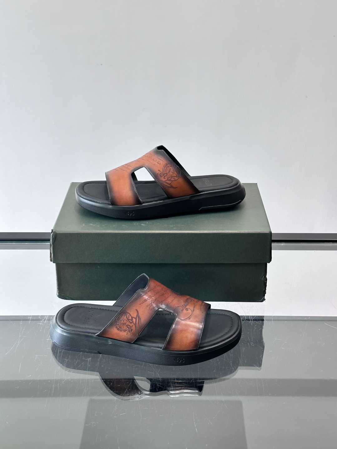 berlut*男士凉鞋🩴拖鞋🥿，鞋面采用光滑皮革，搭配品牌标志性图案，辨识度超高✨。橡胶鞋底，防滑又舒适