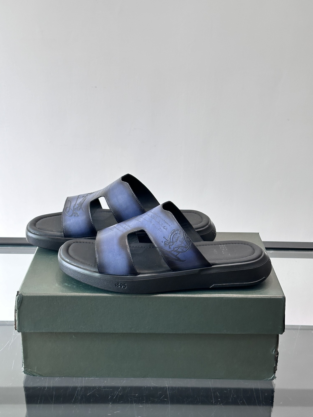 berlut*男士凉鞋🩴拖鞋🥿，鞋面采用光滑皮革，搭配品牌标志性图案，辨识度超高✨。橡胶鞋底，防滑又舒适