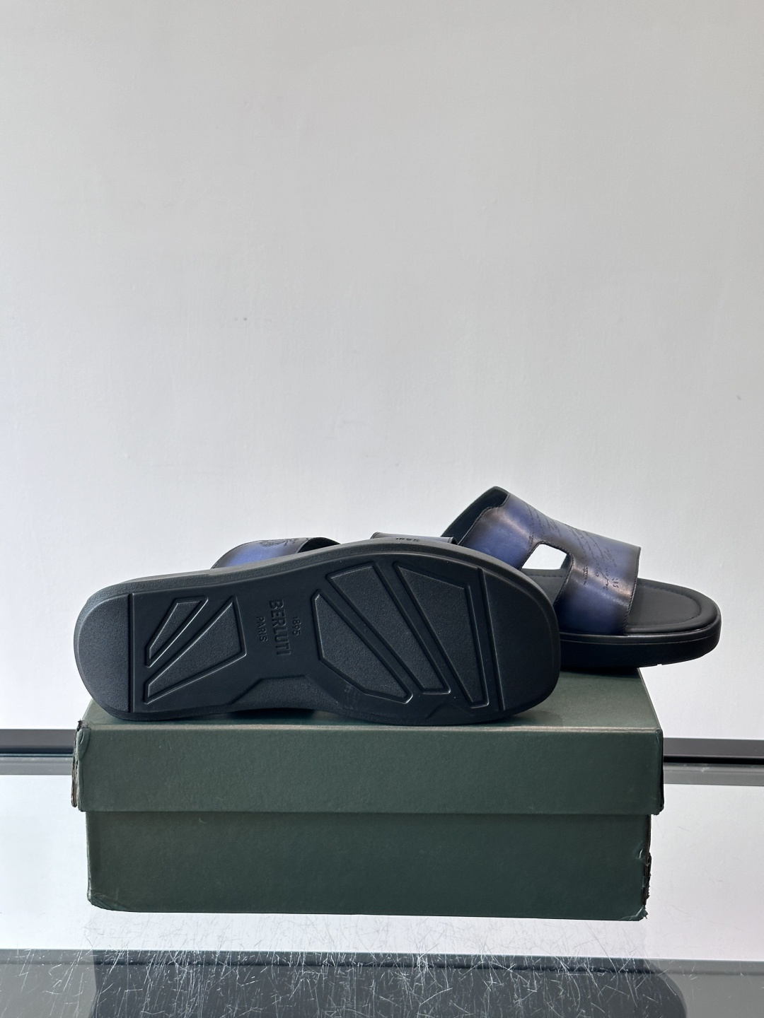 berlut*男士凉鞋🩴拖鞋🥿，鞋面采用光滑皮革，搭配品牌标志性图案，辨识度超高✨。橡胶鞋底，防滑又舒适