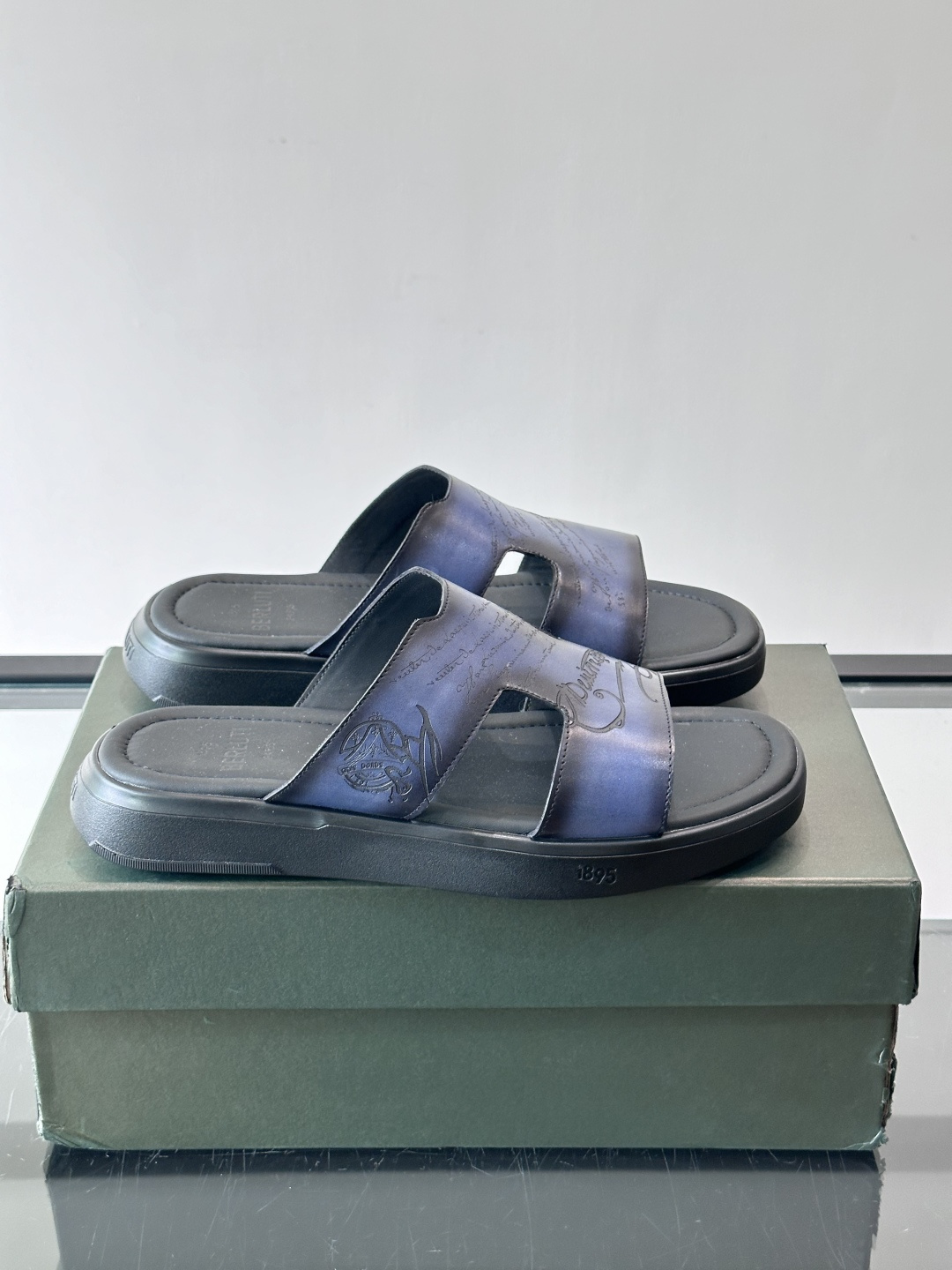 berlut*男士凉鞋🩴拖鞋🥿，鞋面采用光滑皮革，搭配品牌标志性图案，辨识度超高✨。橡胶鞋底，防滑又舒适