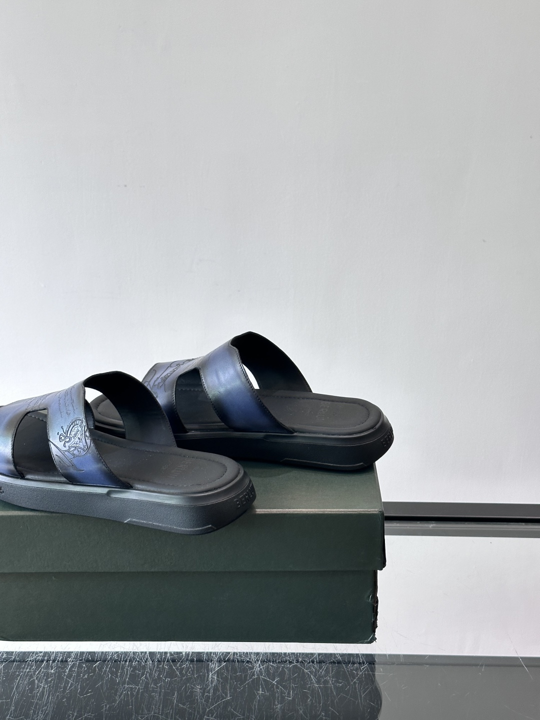 berlut*男士凉鞋🩴拖鞋🥿，鞋面采用光滑皮革，搭配品牌标志性图案，辨识度超高✨。橡胶鞋底，防滑又舒适