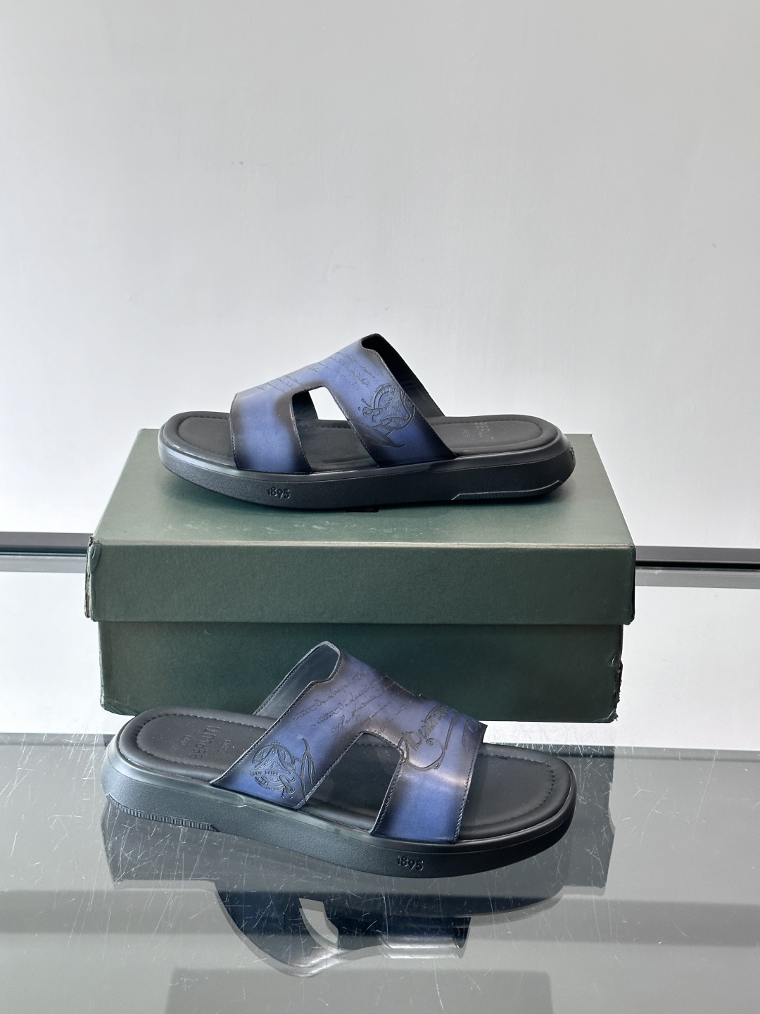 berlut*男士凉鞋🩴拖鞋🥿，鞋面采用光滑皮革，搭配品牌标志性图案，辨识度超高✨。橡胶鞋底，防滑又舒适