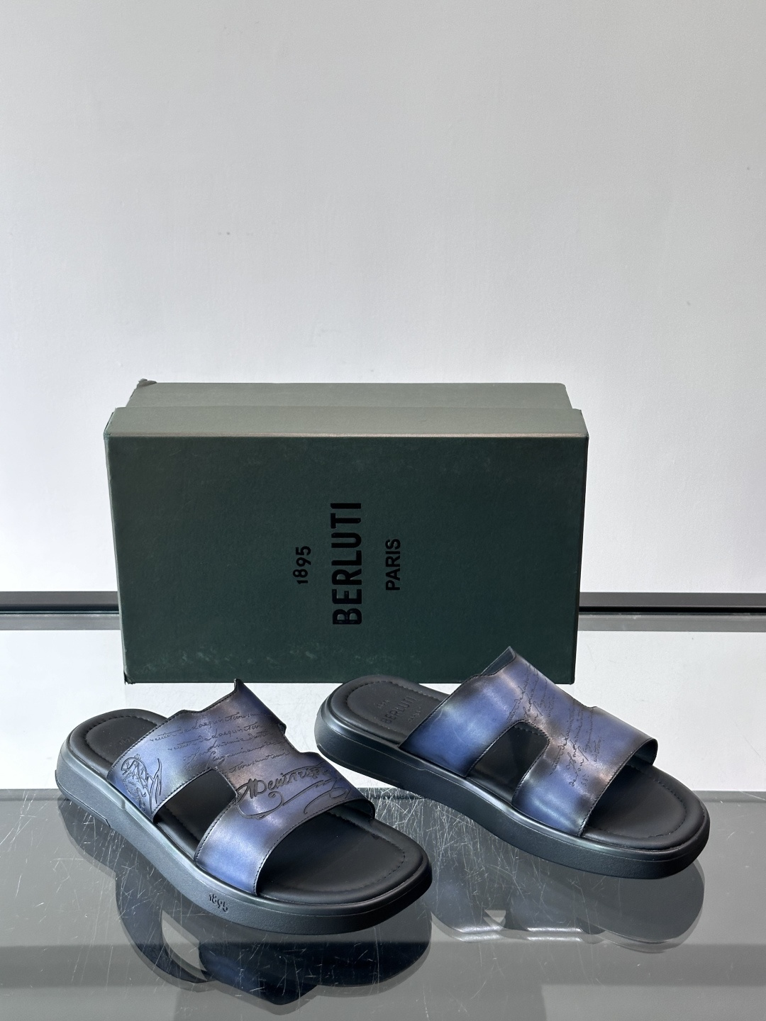 berlut*男士凉鞋🩴拖鞋🥿，鞋面采用光滑皮革，搭配品牌标志性图案，辨识度超高✨。橡胶鞋底，防滑又舒适