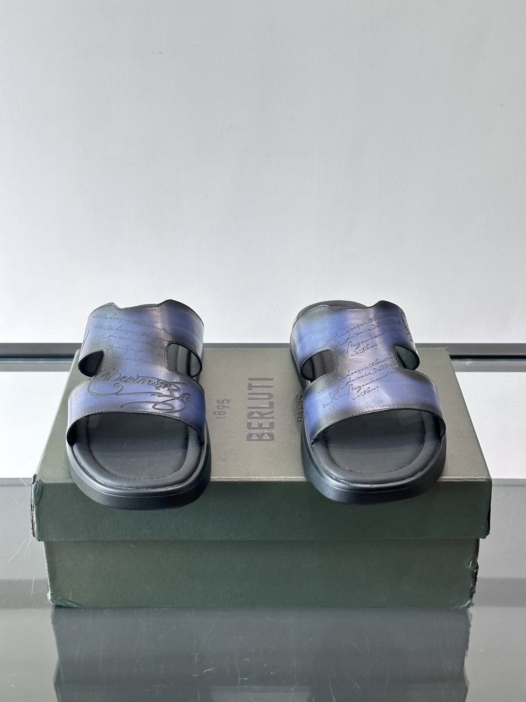 berlut*男士凉鞋🩴拖鞋🥿，鞋面采用光滑皮革，搭配品牌标志性图案，辨识度超高✨。橡胶鞋底，防滑又舒适